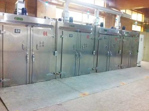 Il forno utilizzato nel processo di immersione e asciugatura delle bobine dei trasformatori in produzione nel settore dei trasformatori